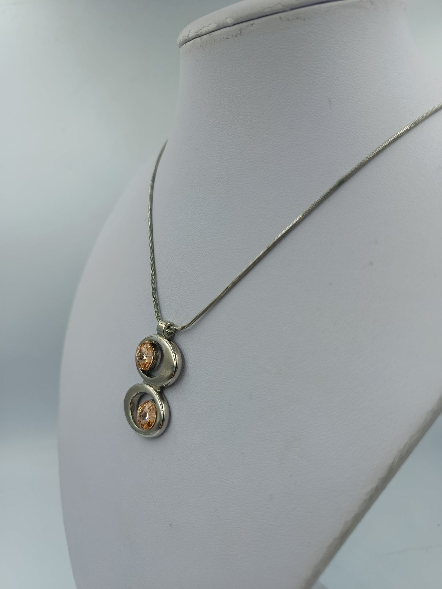 Silberfarbene Halskette mit Anhänger und champagnerfarbenen Steinen