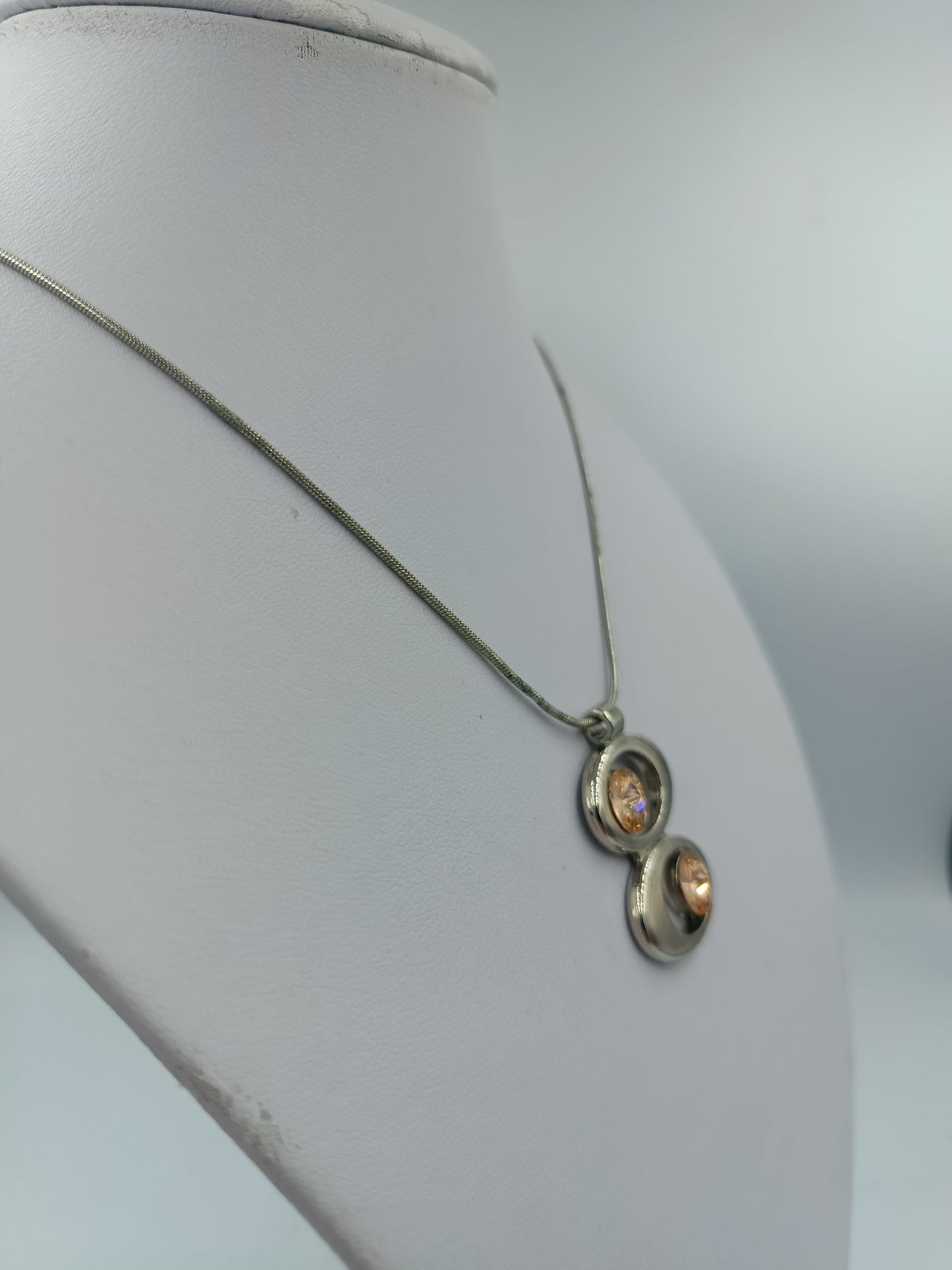 Silberfarbene Halskette mit Anhänger und champagnerfarbenen Steinen