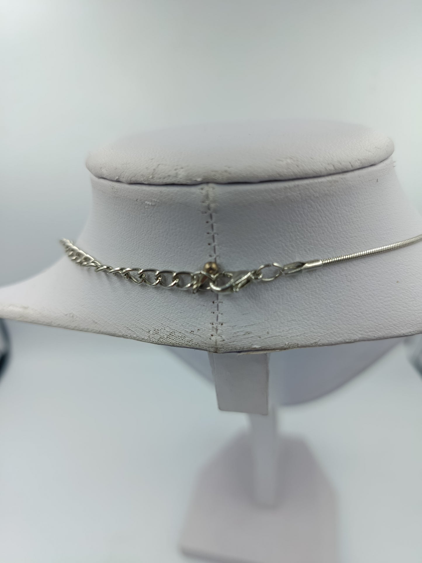 Silberfarbene Halskette mit Anhänger und champagnerfarbenen Steinen