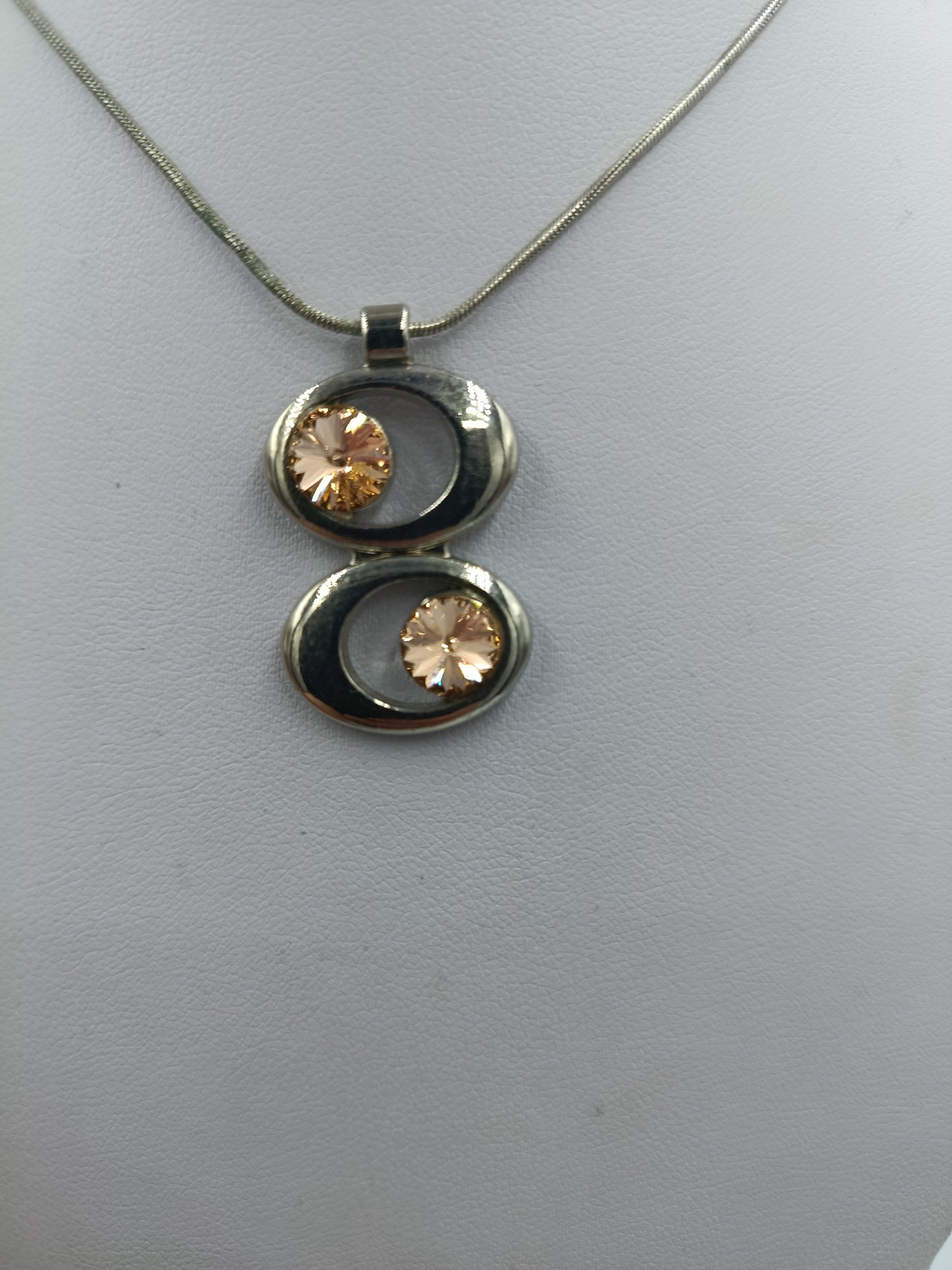 Silberfarbene Halskette mit Anhänger und champagnerfarbenen Steinen