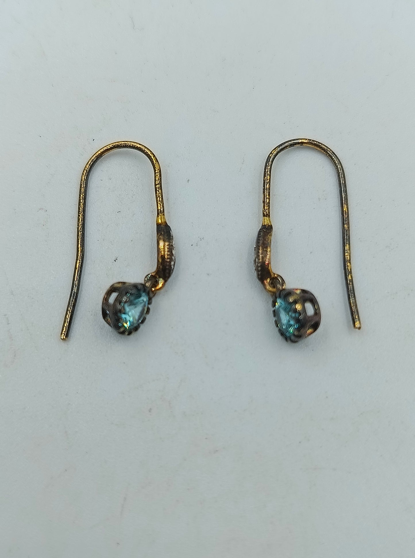 925 Silber vergoldete Ohrringe mit hellblauem Stein filigran