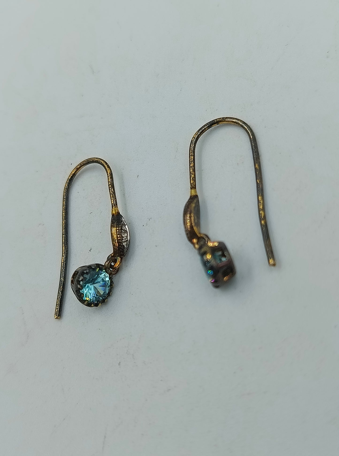 925 Silber vergoldete Ohrringe mit hellblauem Stein filigran