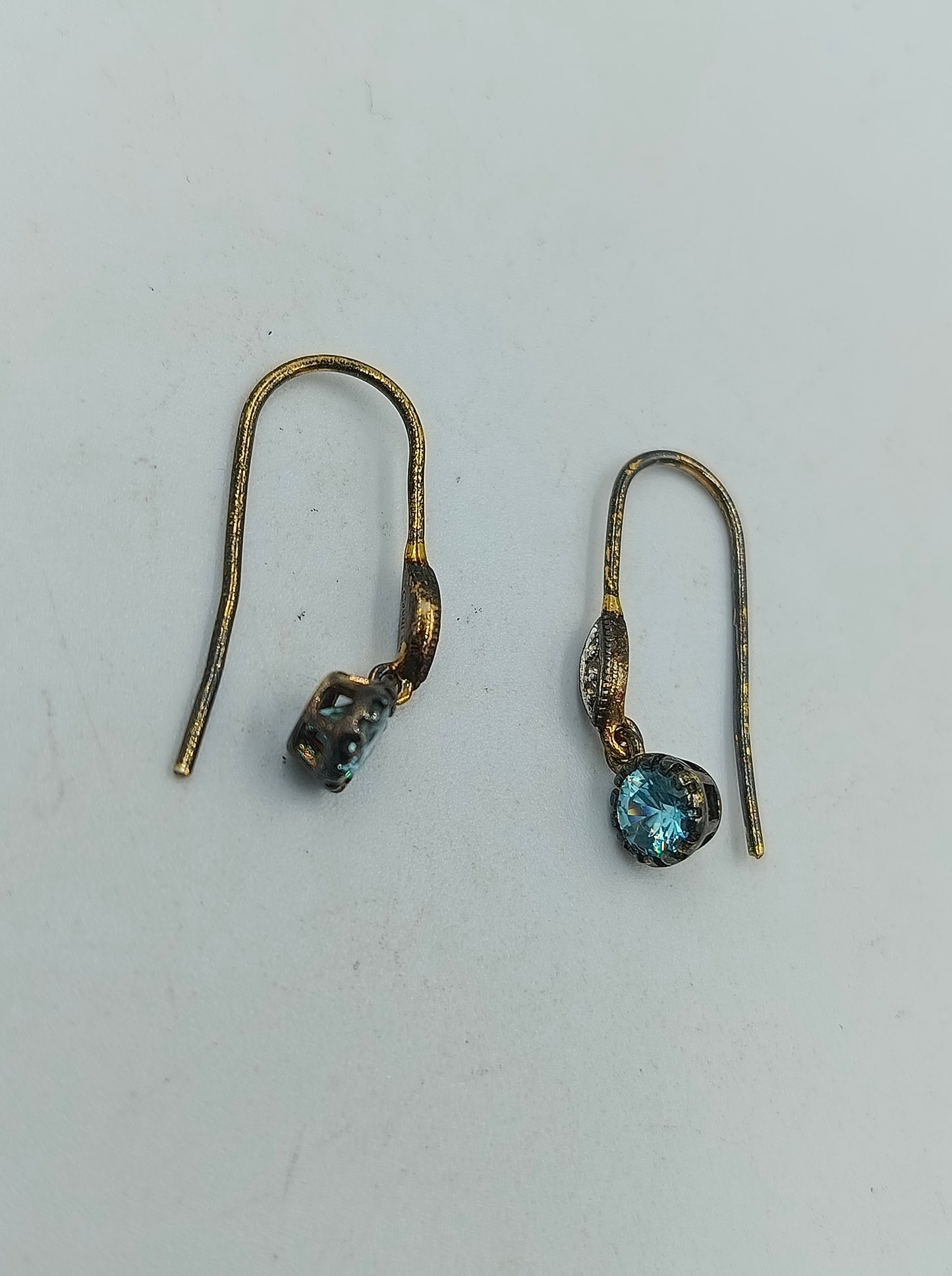 925 Silber vergoldete Ohrringe mit hellblauem Stein filigran