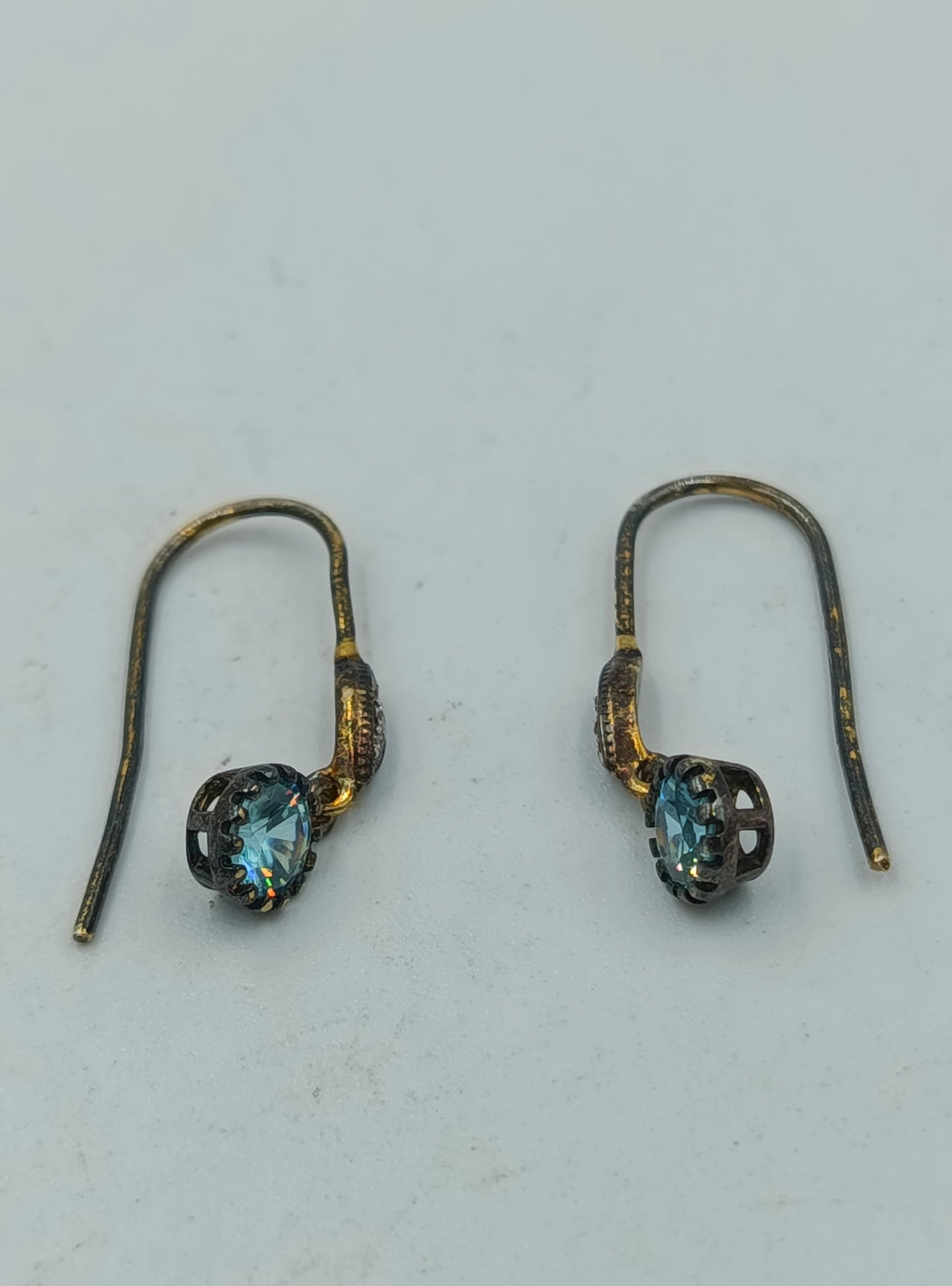 925 Silber vergoldete Ohrringe mit hellblauem Stein filigran