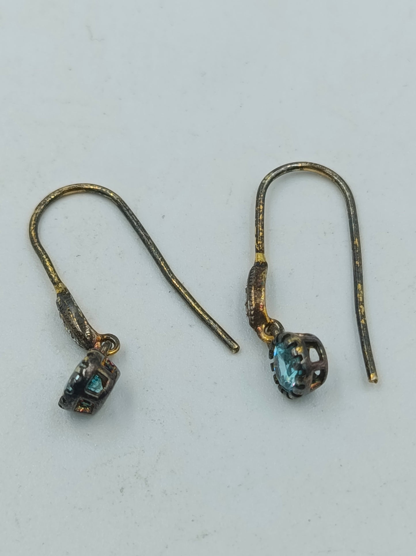 925 Silber vergoldete Ohrringe mit hellblauem Stein filigran