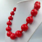 Rote Perlenkette im Vintage-Stil mit großen Kunststoffperlen