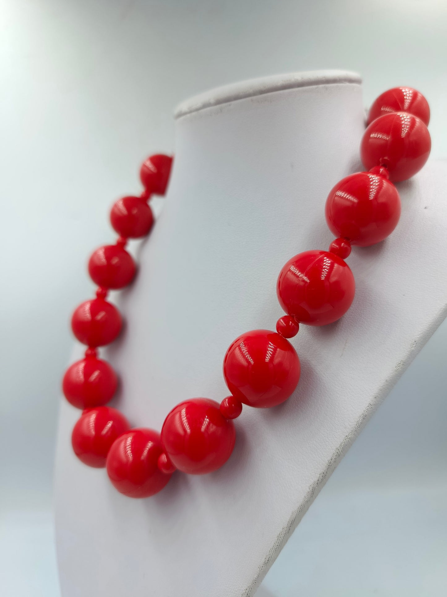 Rote Perlenkette im Vintage-Stil mit großen Kunststoffperlen