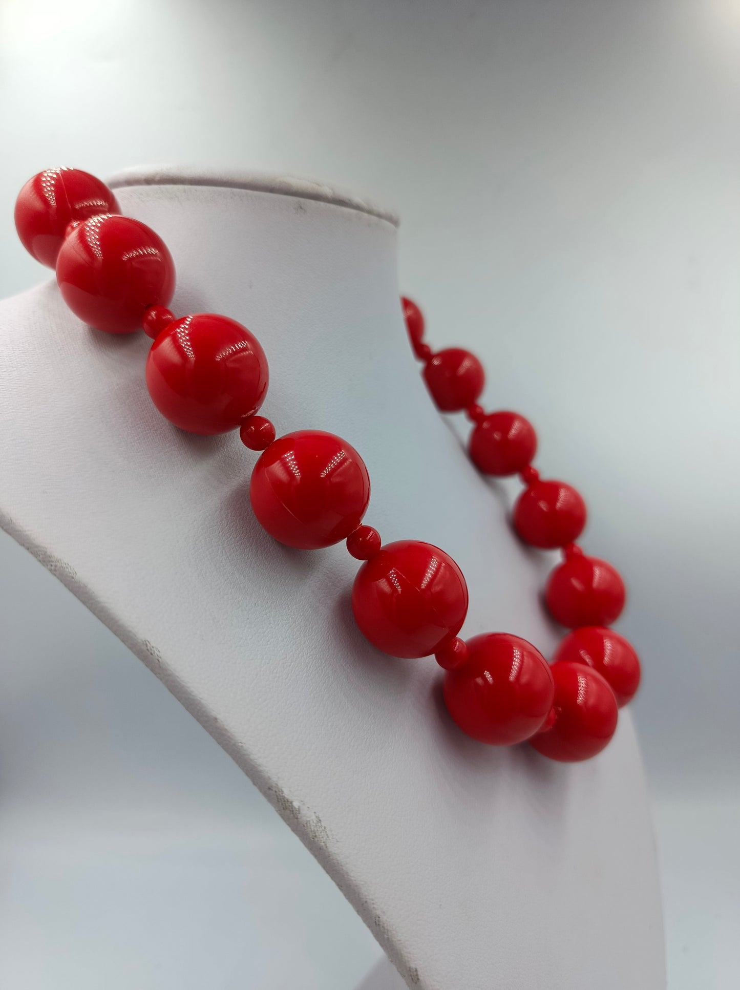 Rote Perlenkette im Vintage-Stil mit großen Kunststoffperlen