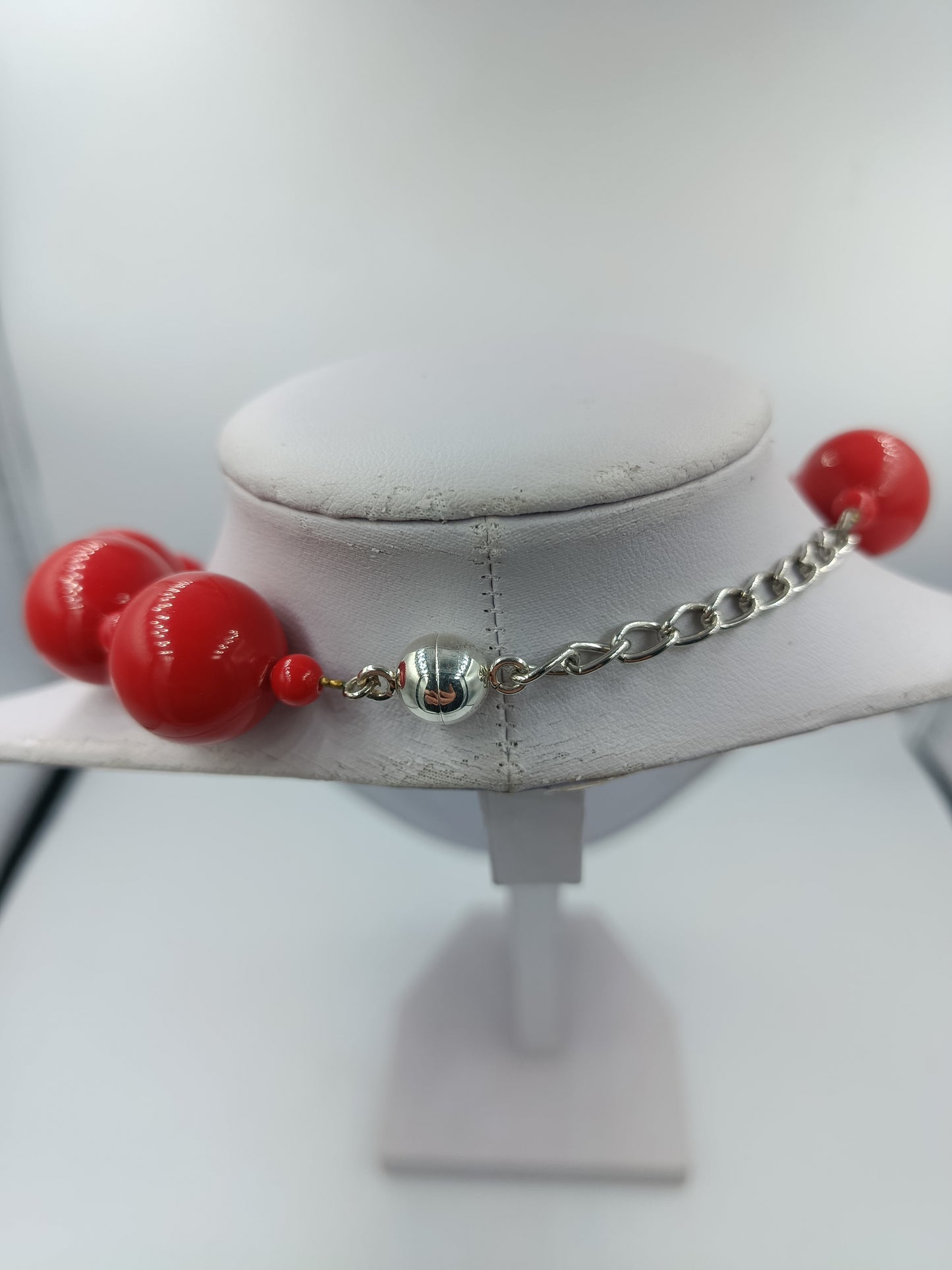 Rote Perlenkette im Vintage-Stil mit großen Kunststoffperlen