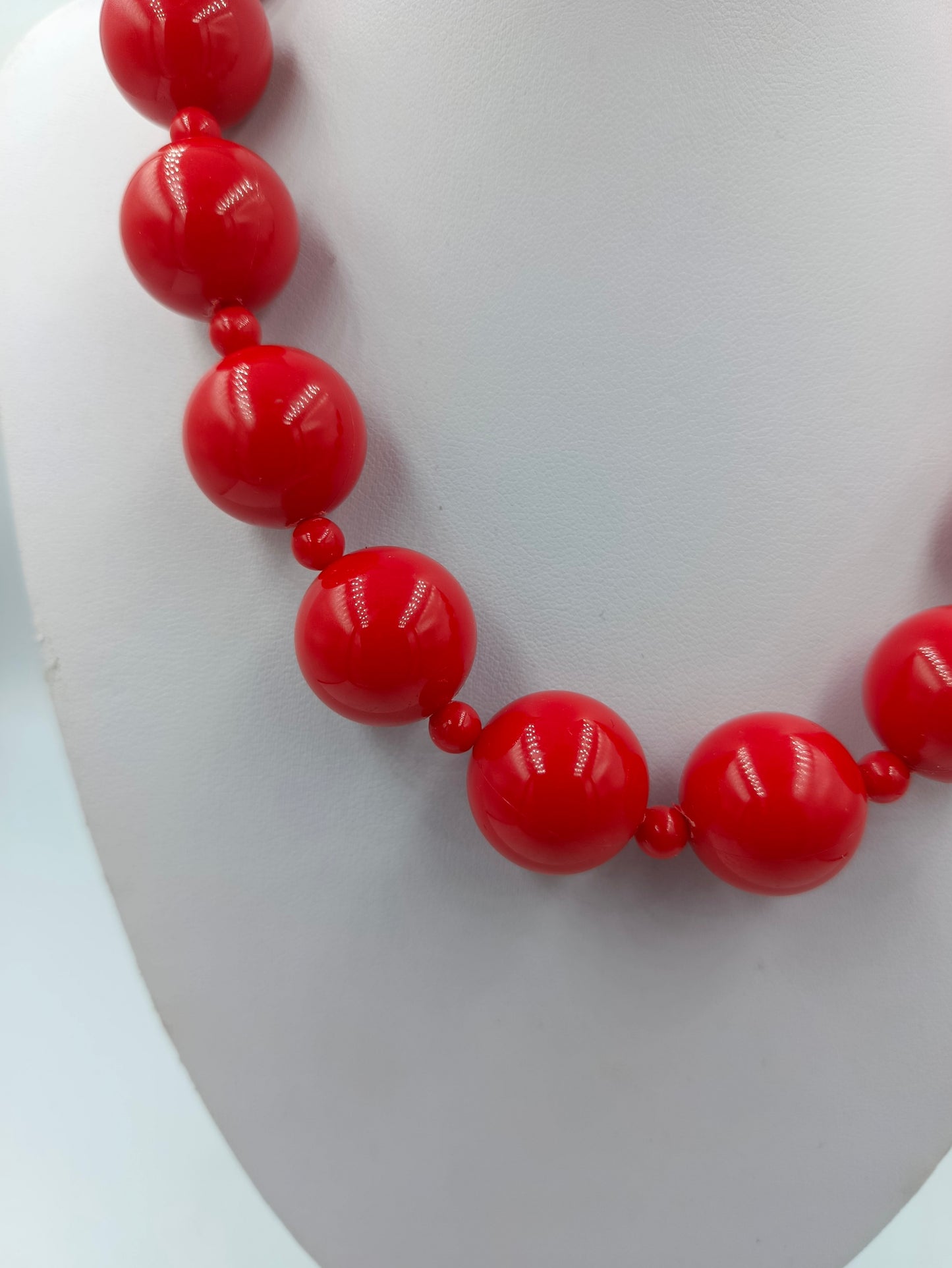 Rote Perlenkette im Vintage-Stil mit großen Kunststoffperlen
