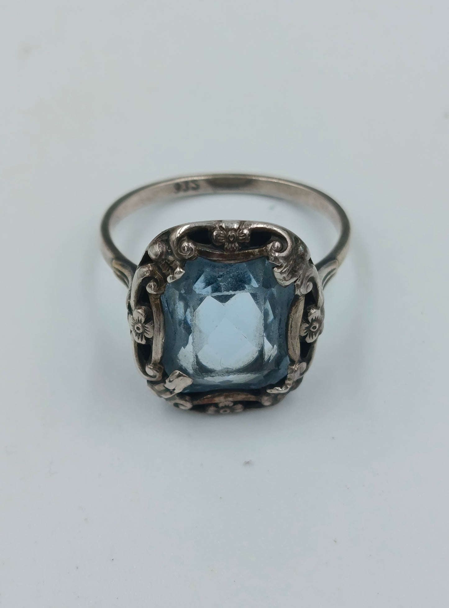 Silberring 935 mit hellblauem Stein und floraler Fassung