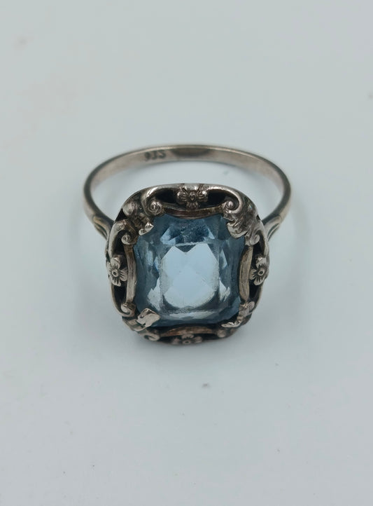 Silberring 935 mit hellblauem Stein und floraler Fassung