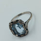 Silberring 935 mit hellblauem Stein und floraler Fassung