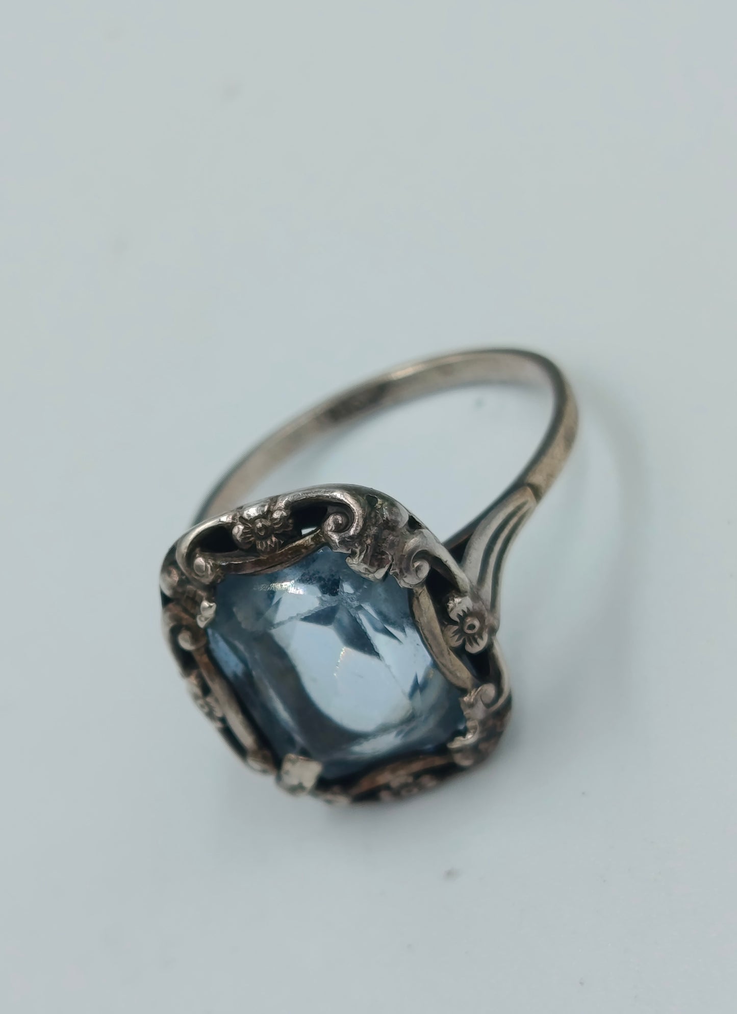Silberring 935 mit hellblauem Stein und floraler Fassung