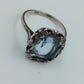 Silberring 935 mit hellblauem Stein und floraler Fassung