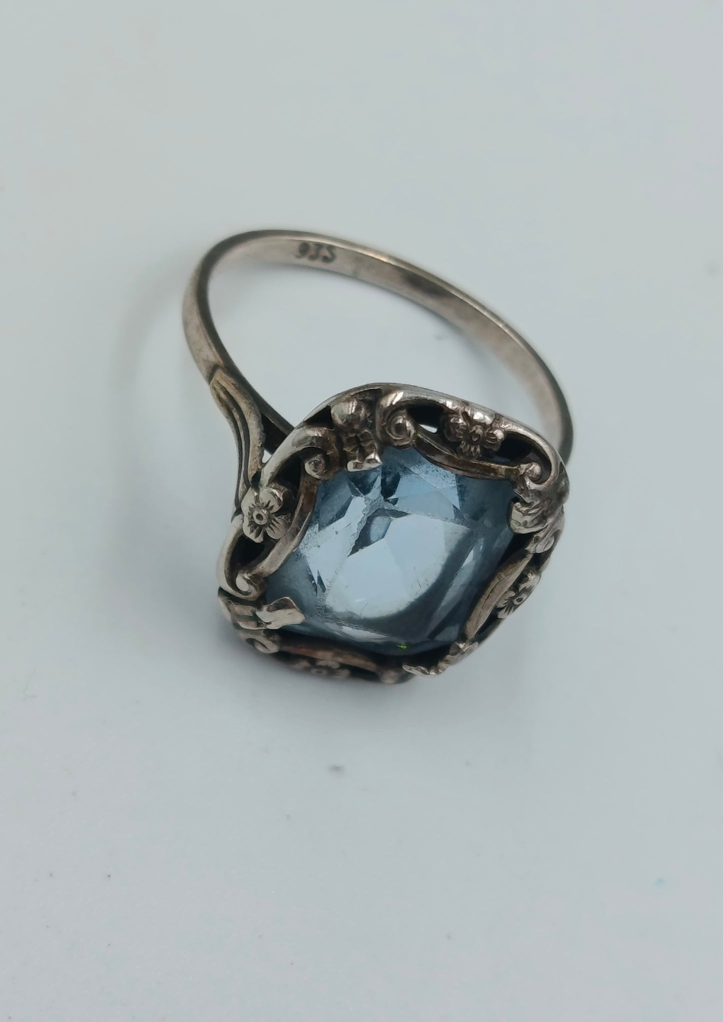 Silberring 935 mit hellblauem Stein und floraler Fassung