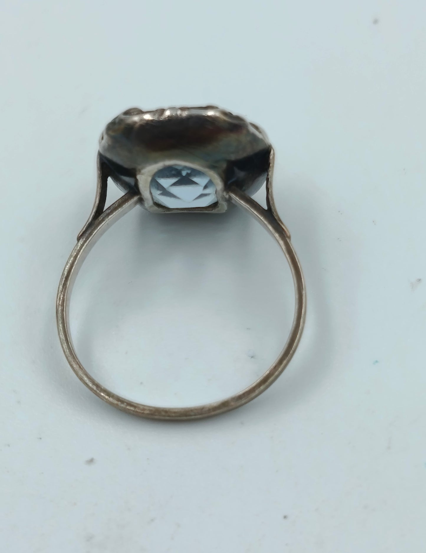 Silberring 935 mit hellblauem Stein und floraler Fassung