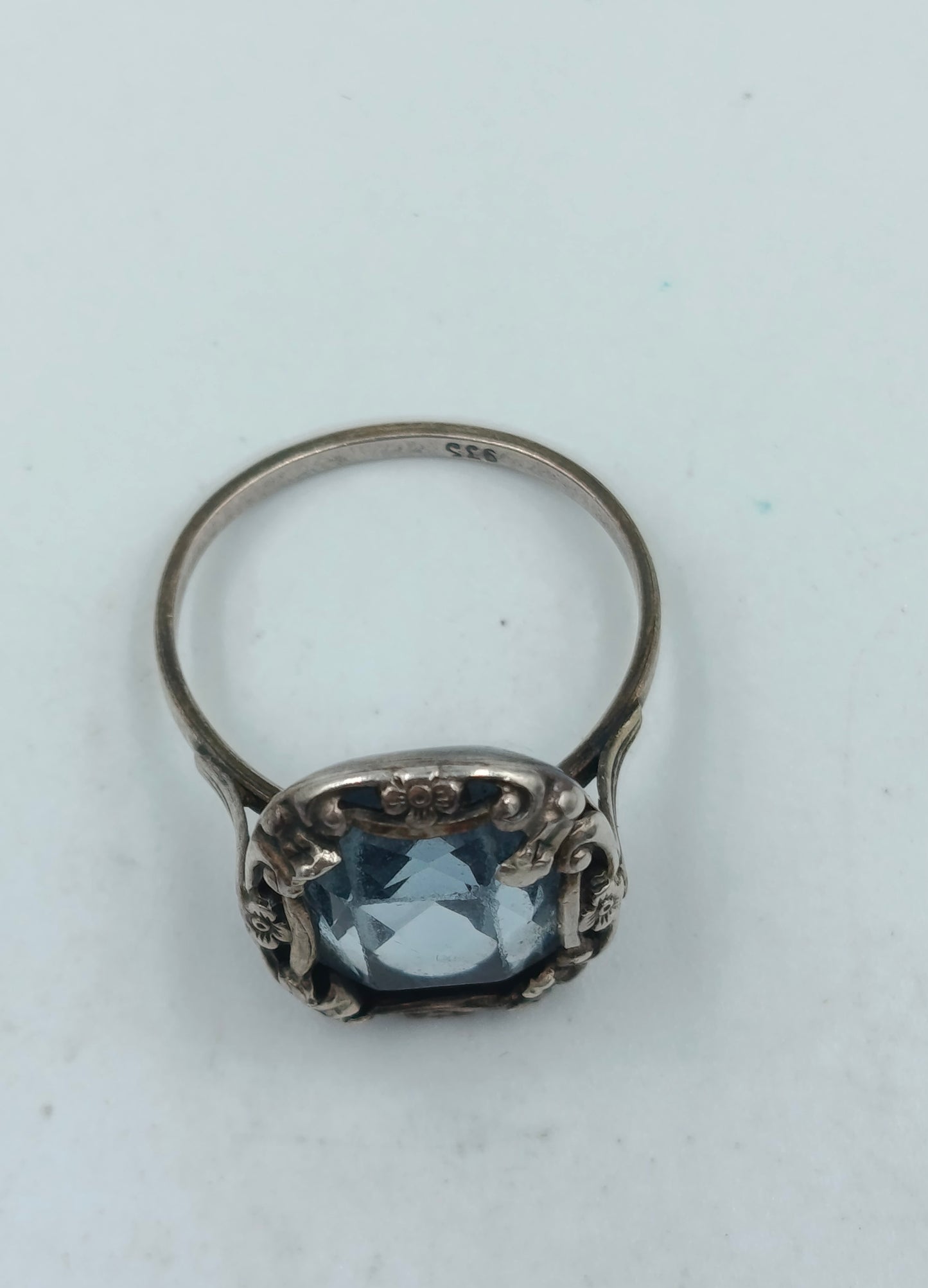 Silberring 935 mit hellblauem Stein und floraler Fassung