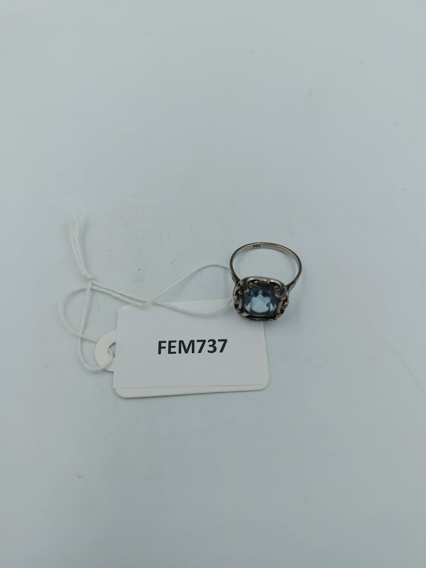 Silberring 935 mit hellblauem Stein und floraler Fassung