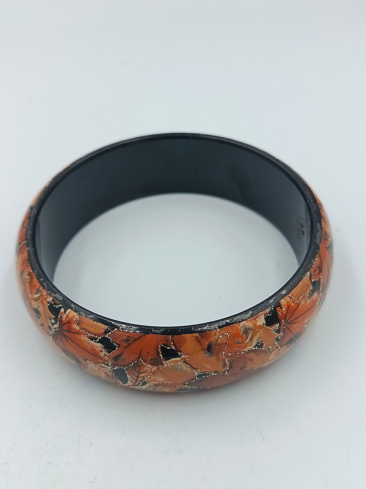 Breiter Kunststoffarmreif mit Herbstblätter Muster