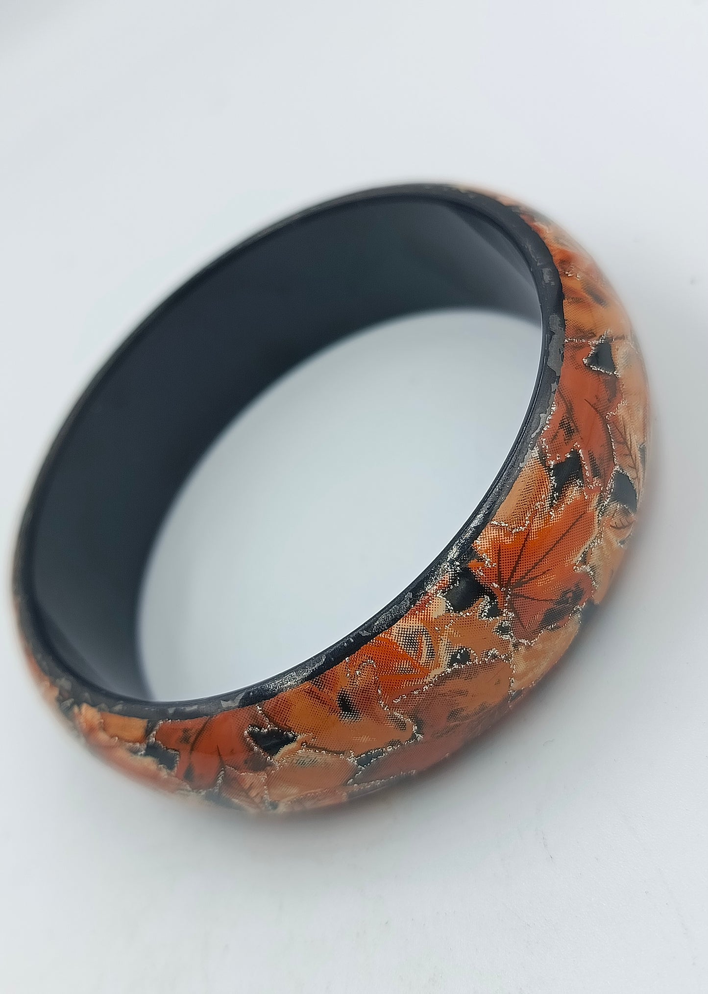 Breiter Kunststoffarmreif mit Herbstblätter Muster