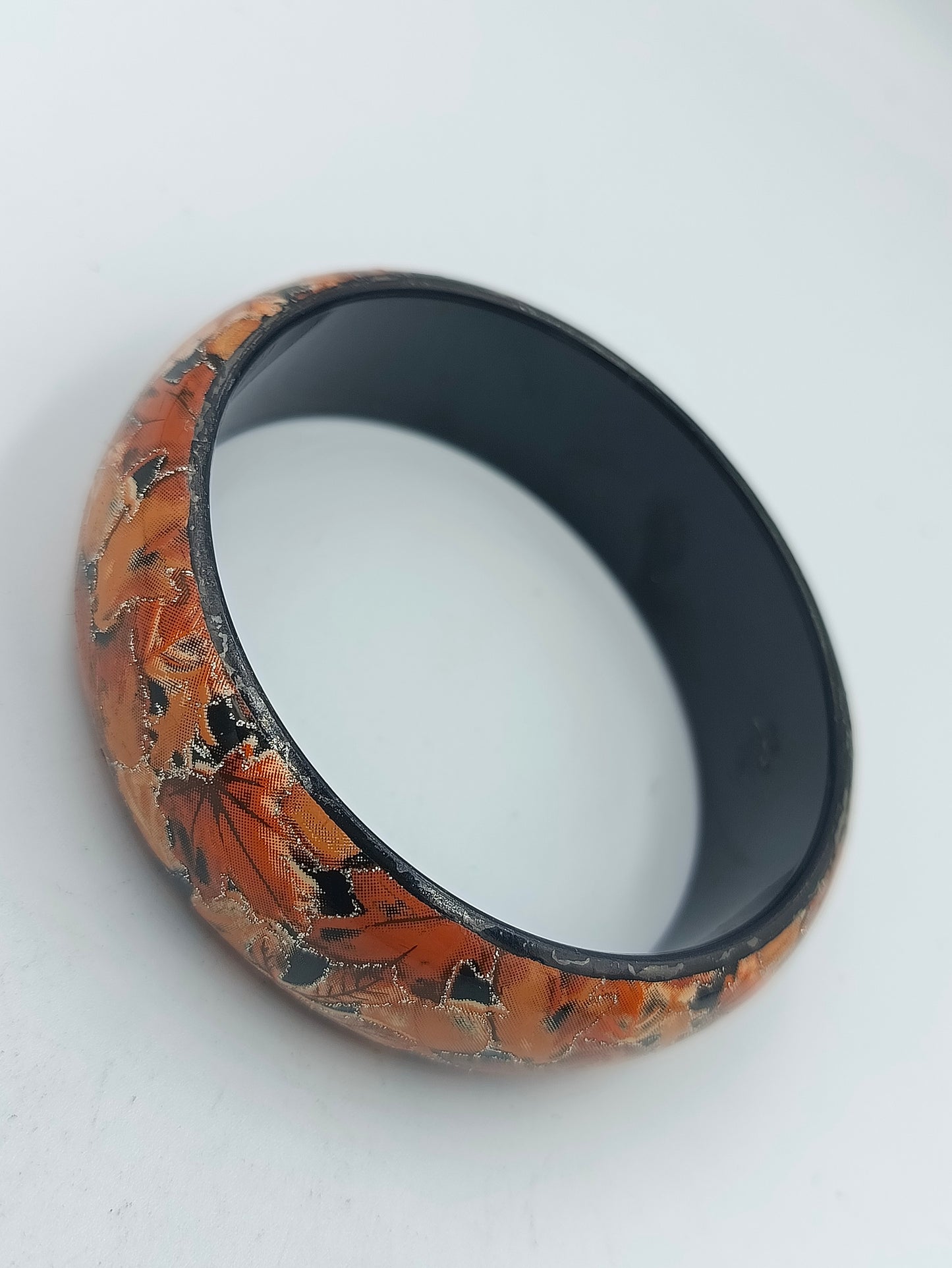 Breiter Kunststoffarmreif mit Herbstblätter Muster