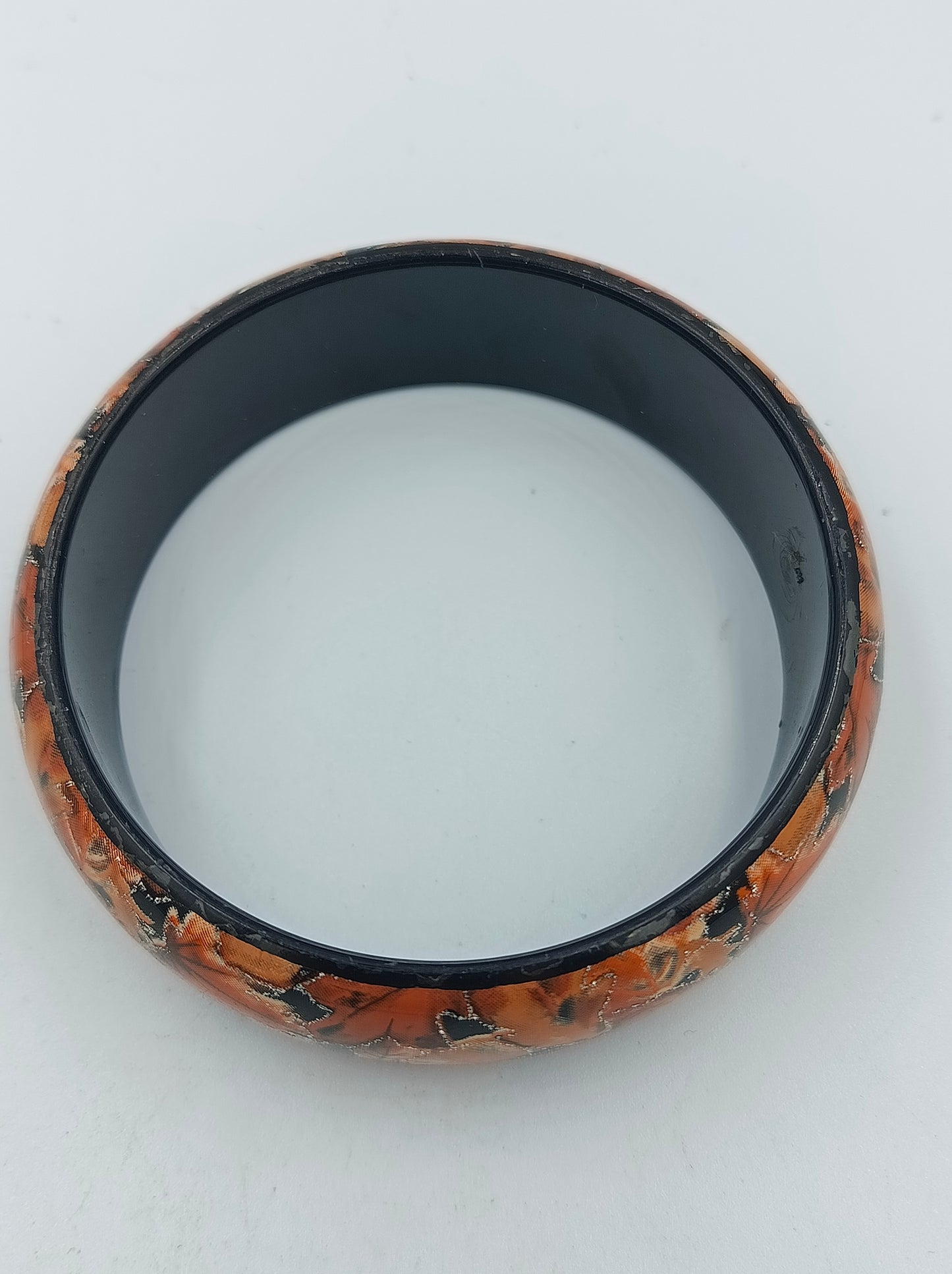 Breiter Kunststoffarmreif mit Herbstblätter Muster