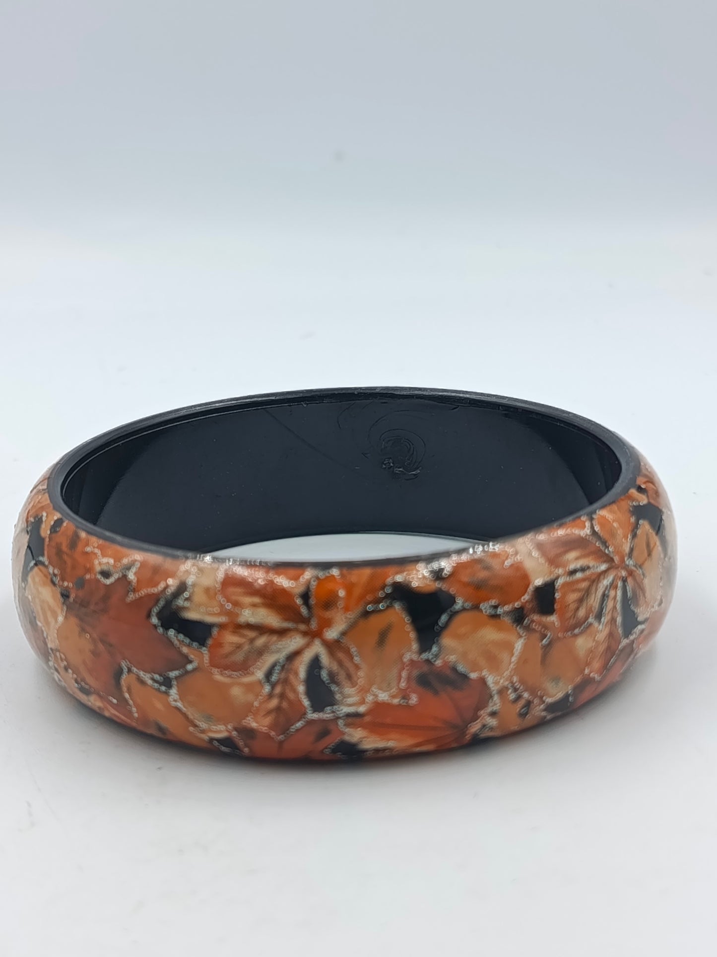 Breiter Kunststoffarmreif mit Herbstblätter Muster