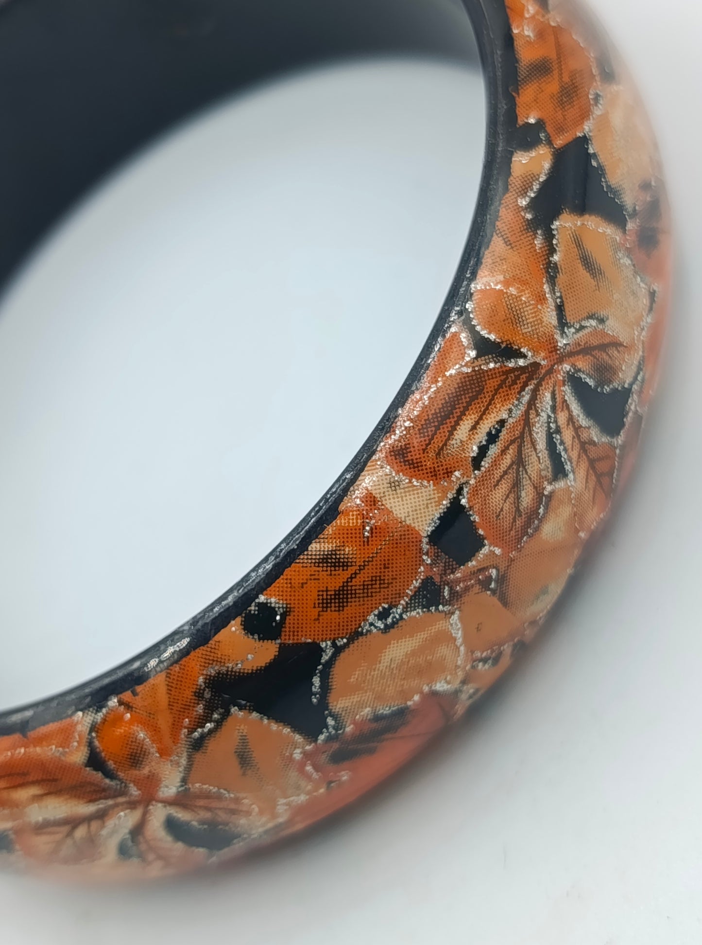 Breiter Kunststoffarmreif mit Herbstblätter Muster