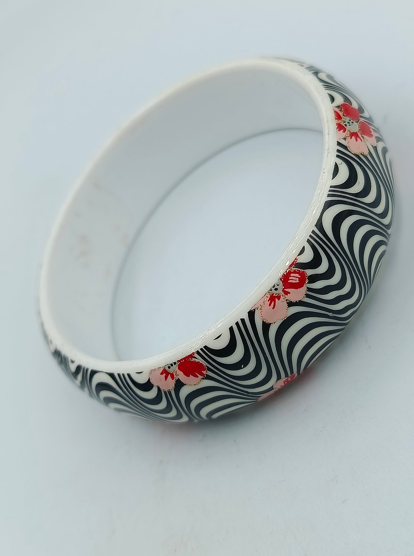 Kunststoffarmreif Retro Design schwarz weiß mit Blumen