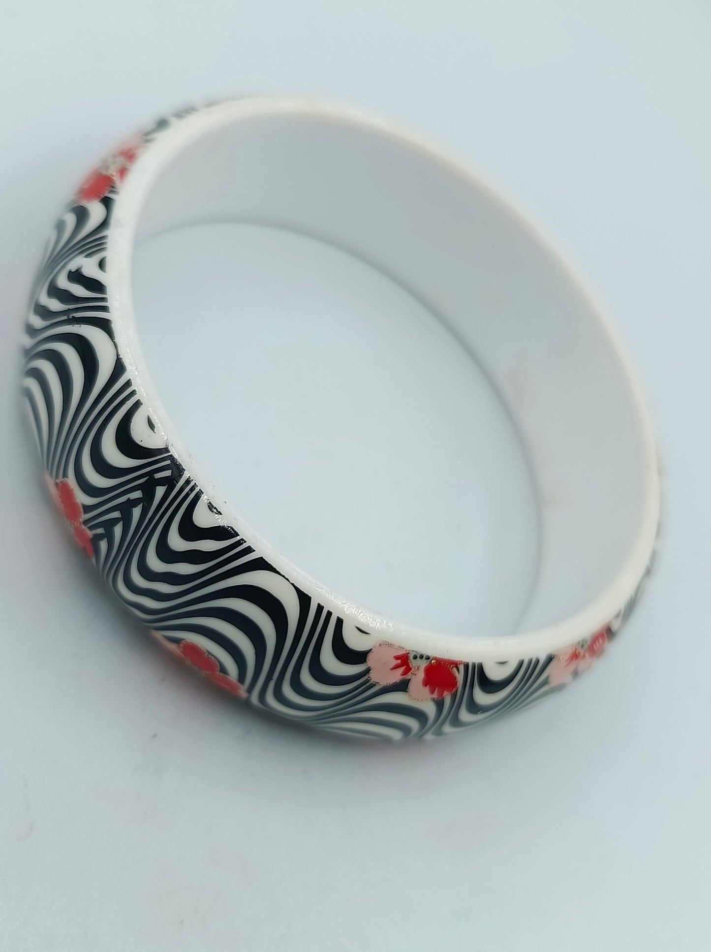 Kunststoffarmreif Retro Design schwarz weiß mit Blumen