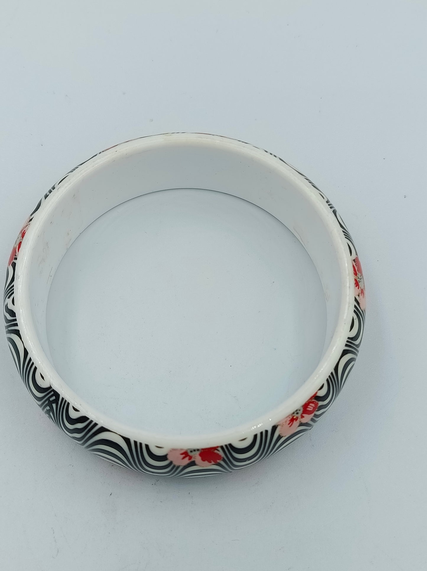 Kunststoffarmreif Retro Design schwarz weiß mit Blumen