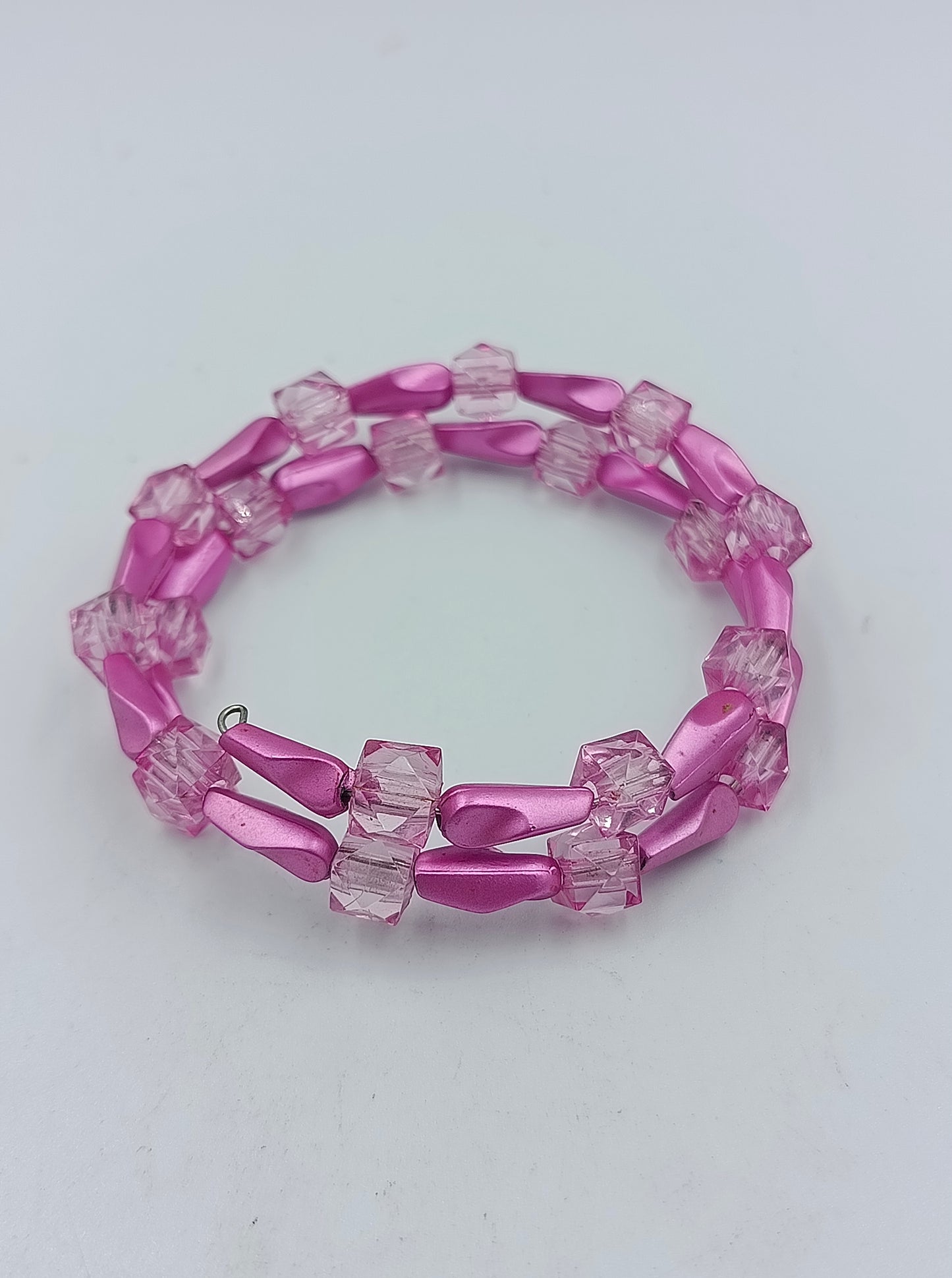 Elastisches Armband Rosa mit transparenten Würfelperlen