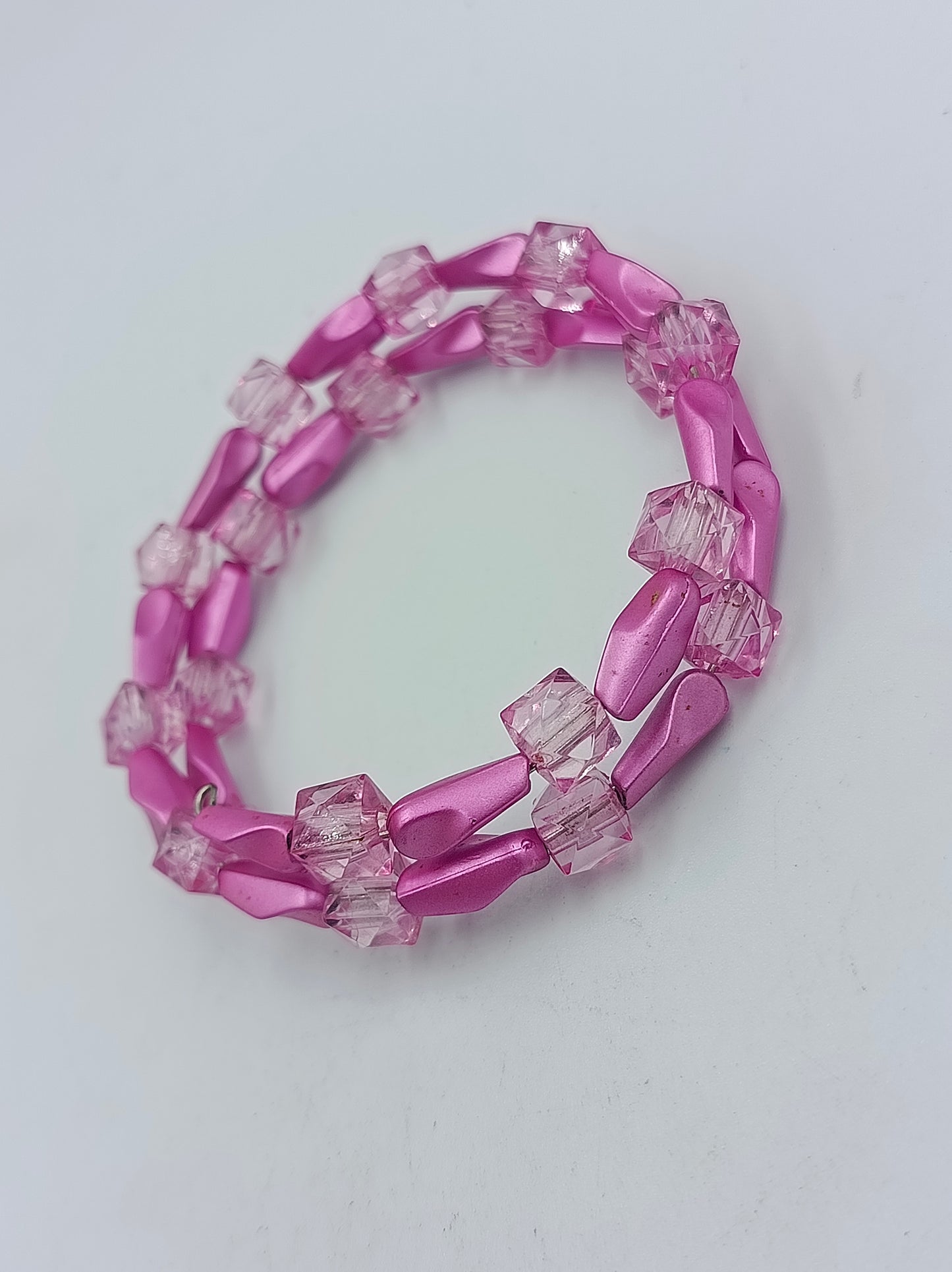Elastisches Armband Rosa mit transparenten Würfelperlen