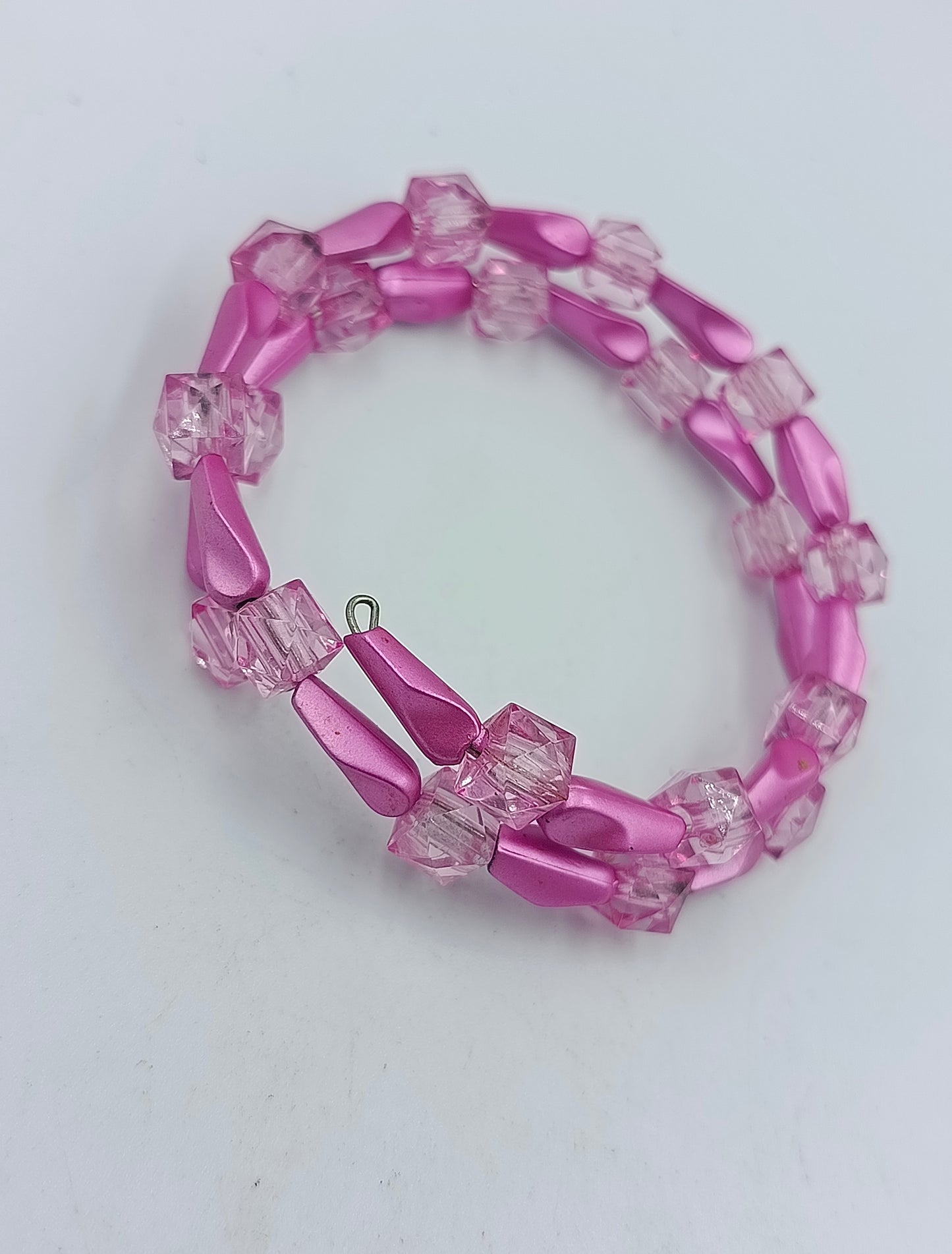 Elastisches Armband Rosa mit transparenten Würfelperlen