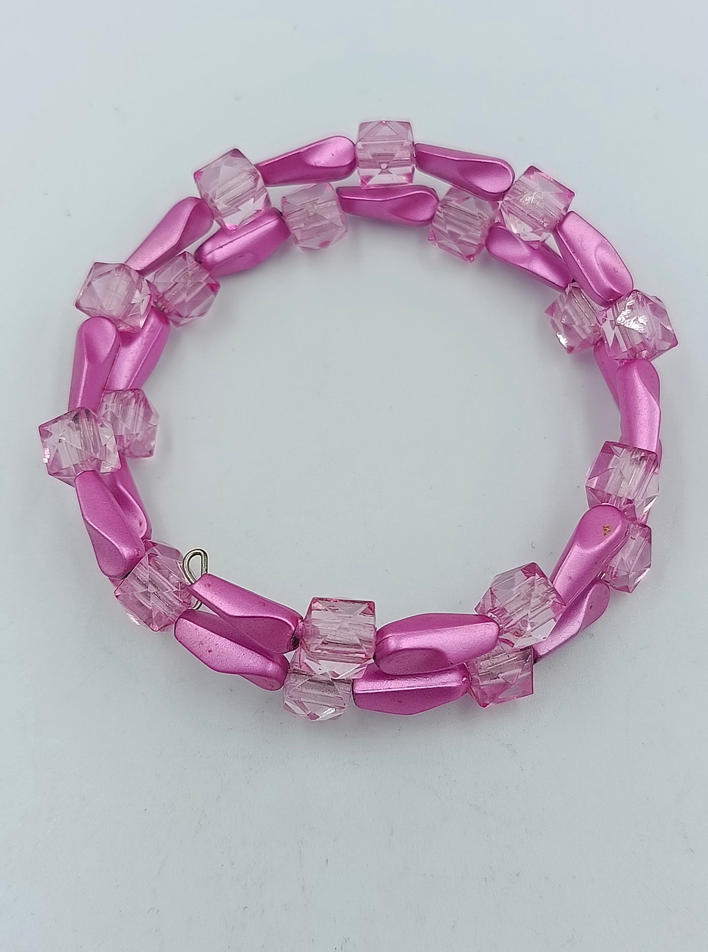 Elastisches Armband Rosa mit transparenten Würfelperlen