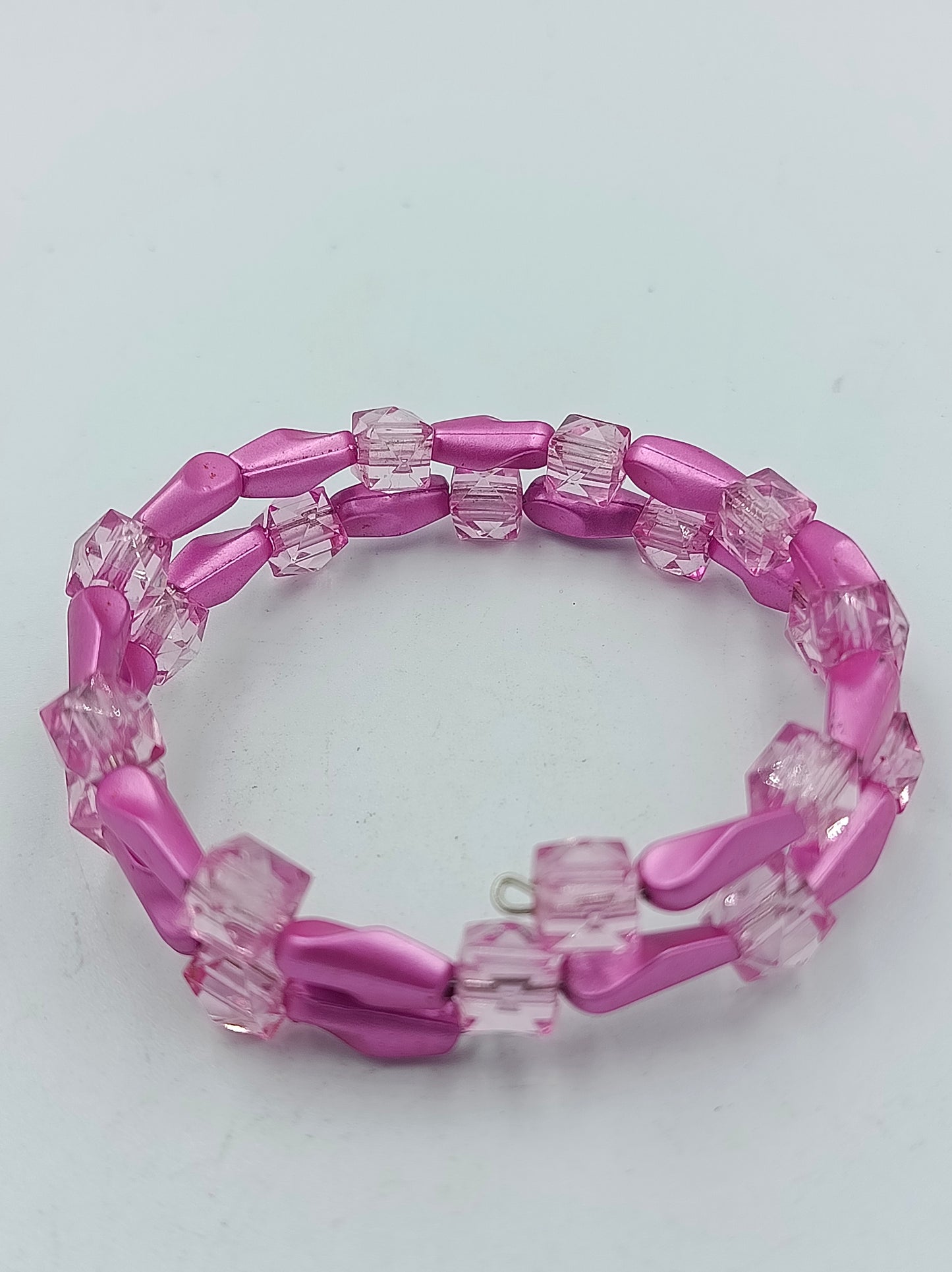 Elastisches Armband Rosa mit transparenten Würfelperlen