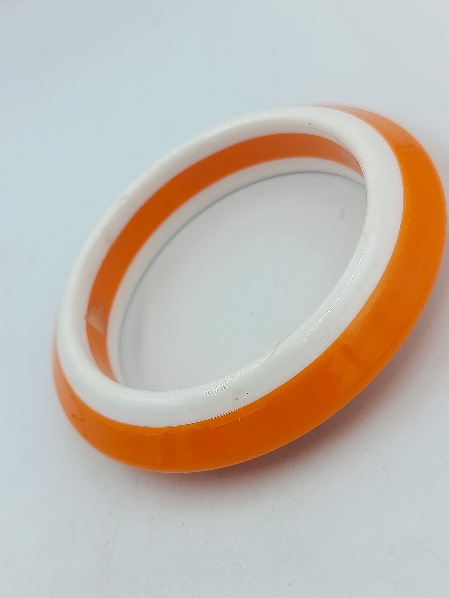 Kunststoffarmreif Orange-Weiß Retro Look