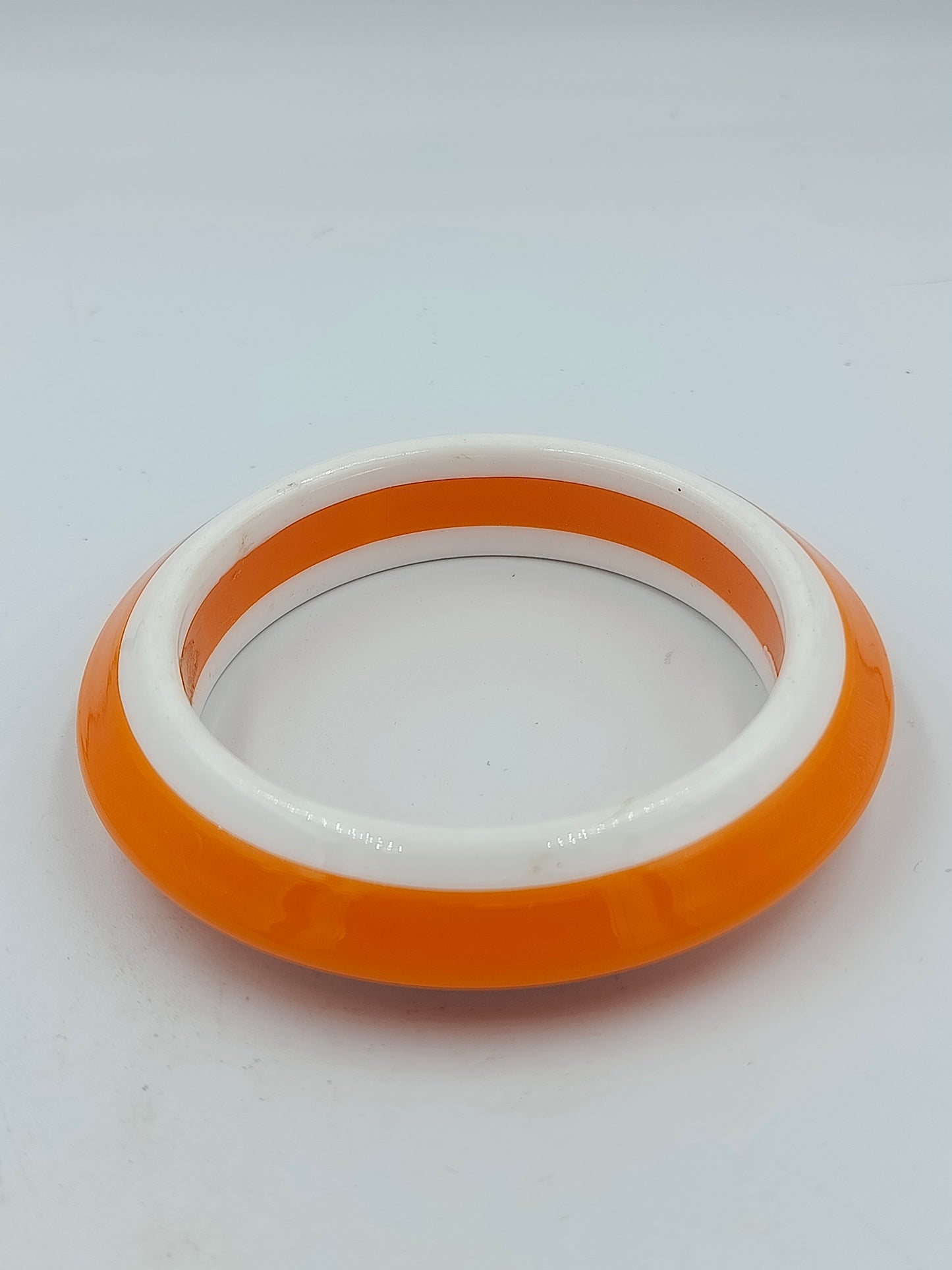 Kunststoffarmreif Orange-Weiß Retro Look