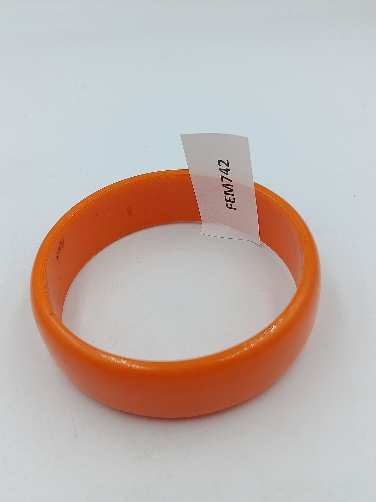 Orangefarbener Kunststoffarmreif schlicht glänzend