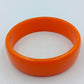 Orangefarbener Kunststoffarmreif schlicht glänzend