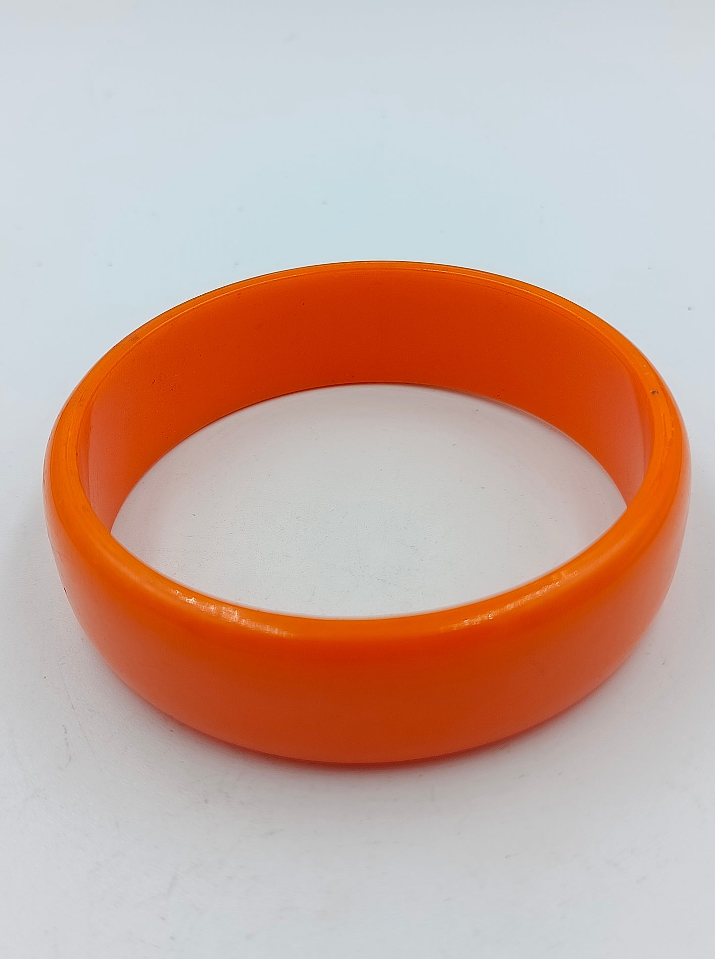 Orangefarbener Kunststoffarmreif schlicht glänzend