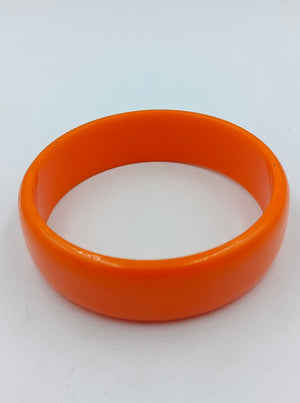 Orangefarbener Kunststoffarmreif schlicht glänzend