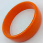 Orangefarbener Kunststoffarmreif schlicht glänzend