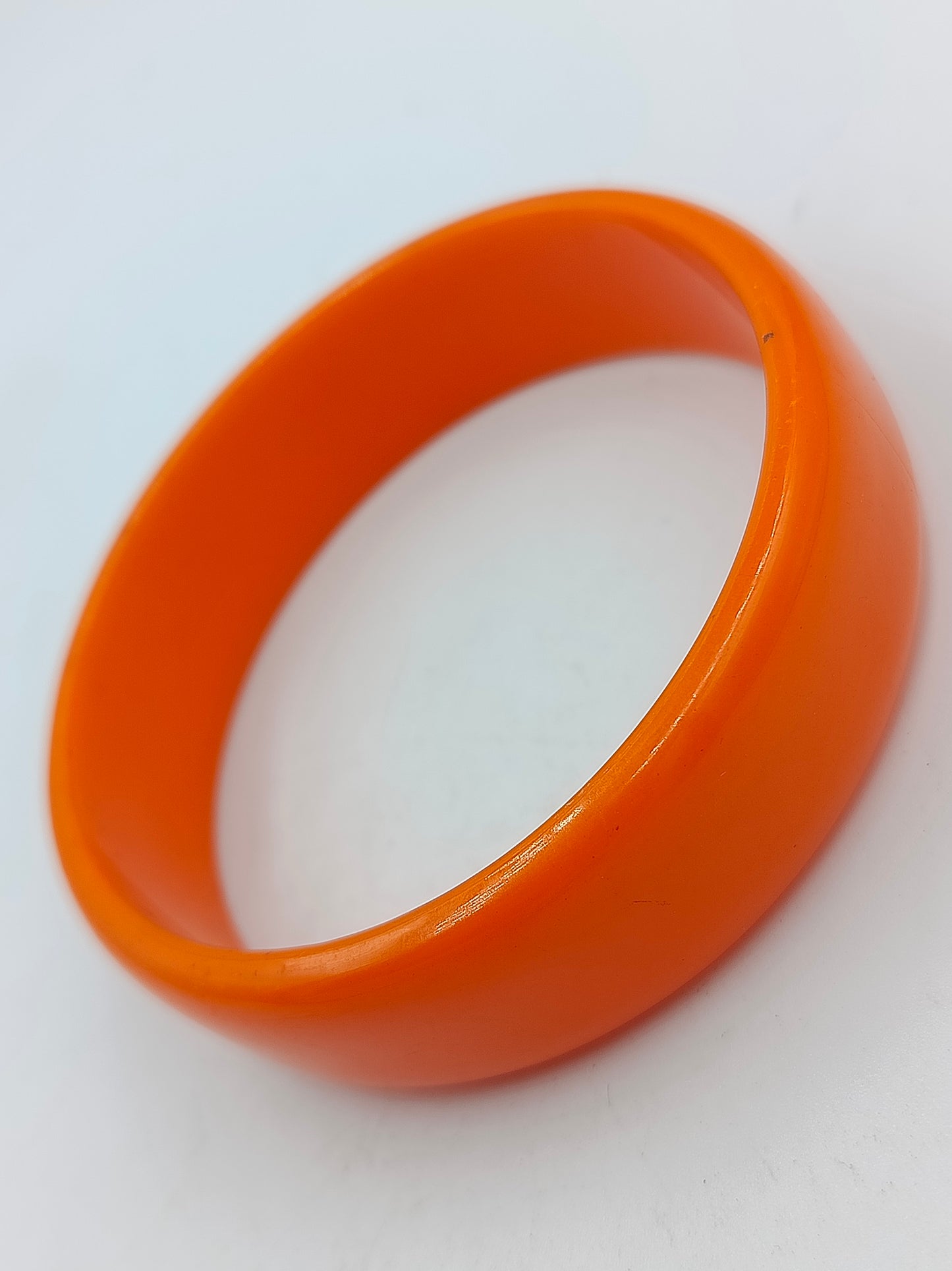 Orangefarbener Kunststoffarmreif schlicht glänzend