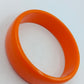 Orangefarbener Kunststoffarmreif schlicht glänzend