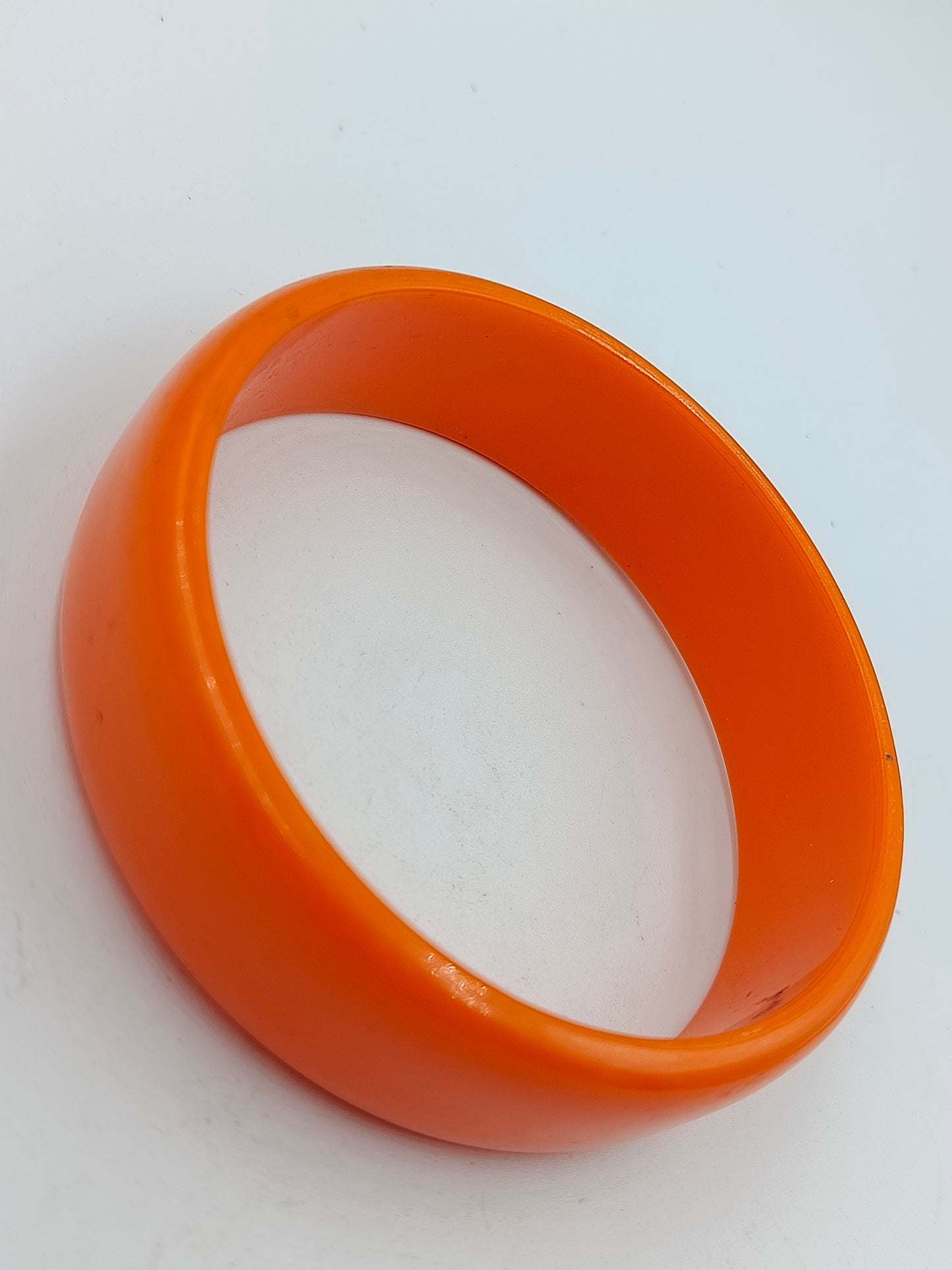 Orangefarbener Kunststoffarmreif schlicht glänzend