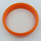 Orangefarbener Kunststoffarmreif schlicht glänzend