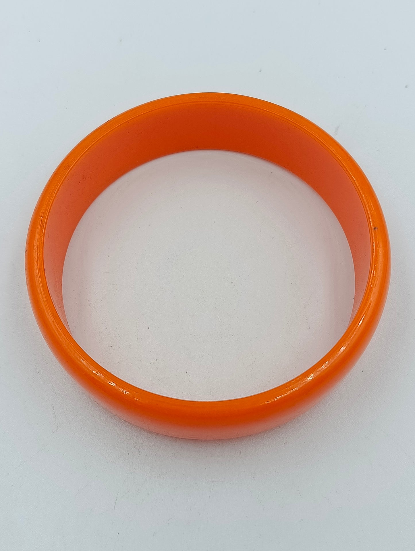 Orangefarbener Kunststoffarmreif schlicht glänzend