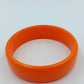 Orangefarbener Kunststoffarmreif schlicht glänzend